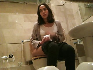 隠しカメラのゲストトイレ、隠されたトイレ左のqrコードを読み取り、scat pisingオンライン
