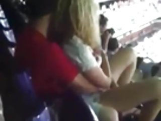 ポルノ女の子からの社会的ネットワークを指で少女の公共スポーツゲーム遊びの指